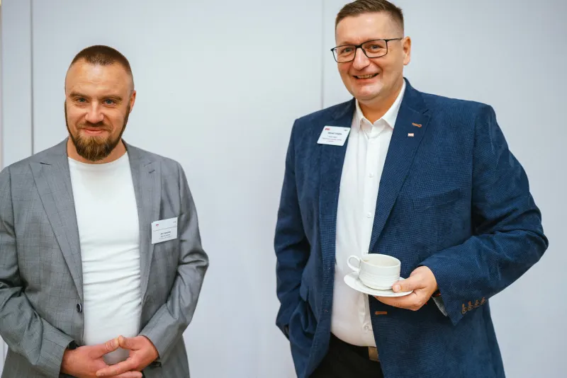 Uczestnicy spotkania w rozmowie przy kawie