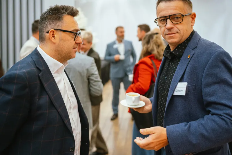 Rozmowa przy kawie przed rozpoczęciem spotkania