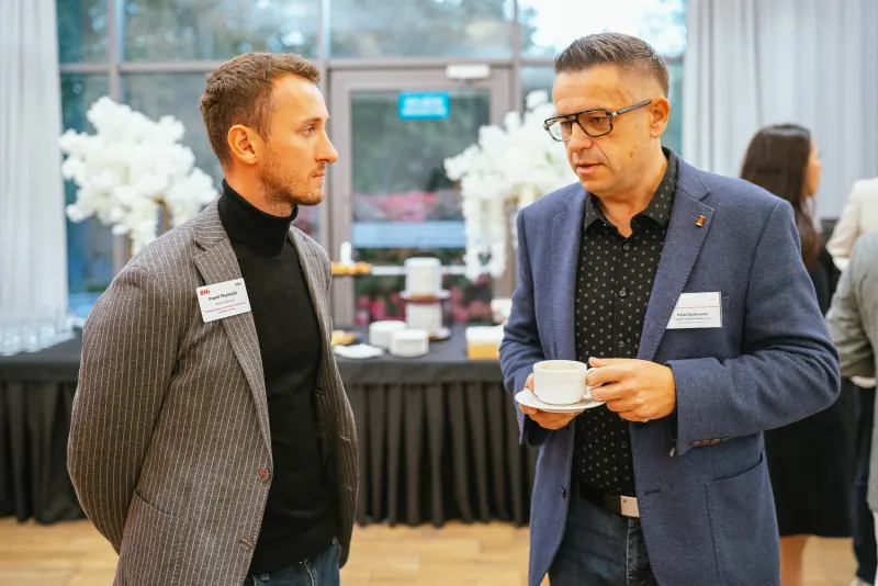 Rozmowa dwóch uczestników przy kawie