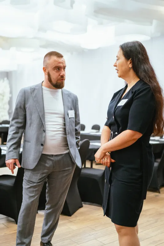 Rozmowa w sali przed rozpoczęciem spotkania