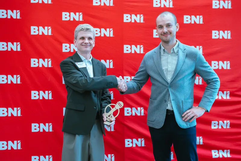 Uścisk dłoni na tle ścianki BNI